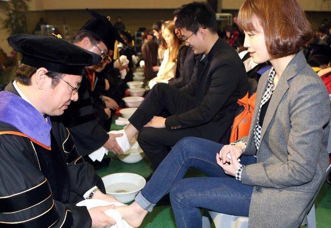 Giang vien dai hoc o Han Quoc rua chan cho sinh vien hinh anh