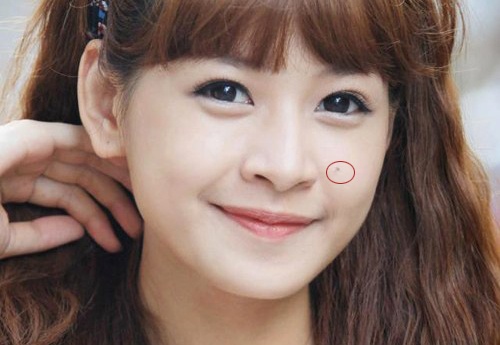 Nhung not ruoi dac biet tren guong mat hot girl Viet hinh anh