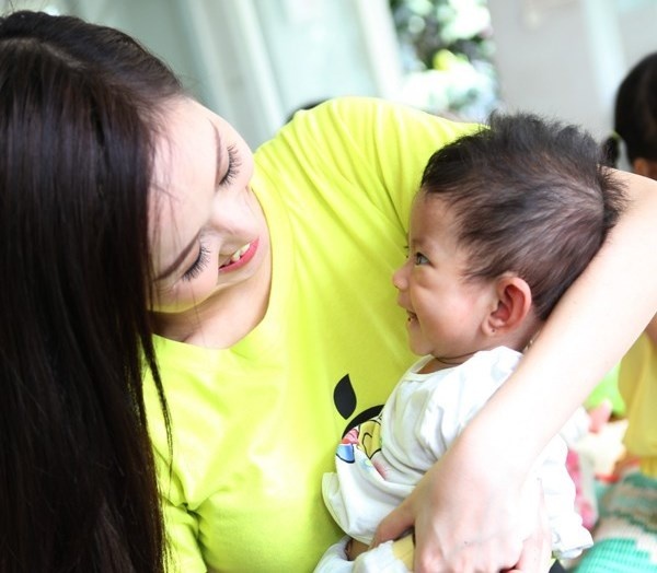 Hot girl di tu thien: Chan thanh hay 'lam mau'? hinh anh