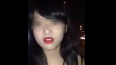 Nu sinh bi dan chi quay clip danh dan mat giua pho hinh anh