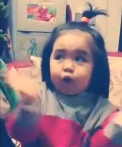 Em be the hien ca khuc 'Minh yeu nhau di' hinh anh