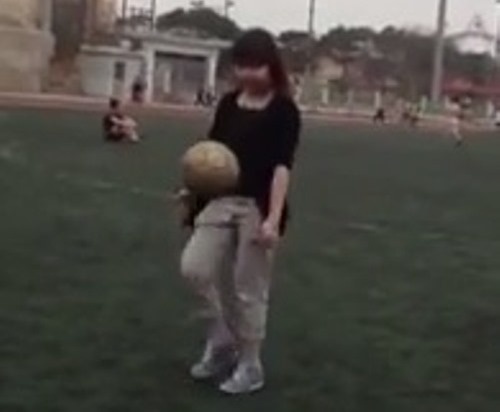 Co gai gay chu y khi tang bong 70 lan trong 39 giay hinh anh