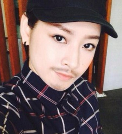 Chi Pu gia trai, to tinh vui voi ban dong gioi hinh anh