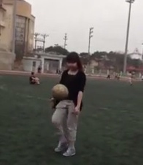 Co gai co tai tang bong gan 100 lan gay sot hinh anh