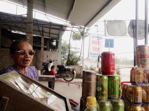 Quyên đã về tìm gặp lại người chủ hàng sửa xe năm xưa để hỏi về hai vị ân nhân năm xưa. Cô rất mừng vì họ vẫn nhớ như in những người khách đặc biệt đêm hôm ấy nhưng không thể cung cấp manh mối giúp cô tìm người.