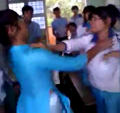 Nu sinh danh ban, doa lot do giua dong nguoi hinh anh