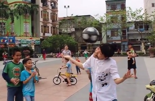 Co gai dieu khien bong nhu dien xiec hinh anh