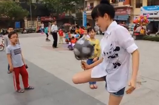 Co gai co tai tang bong nhu dien xiec hinh anh