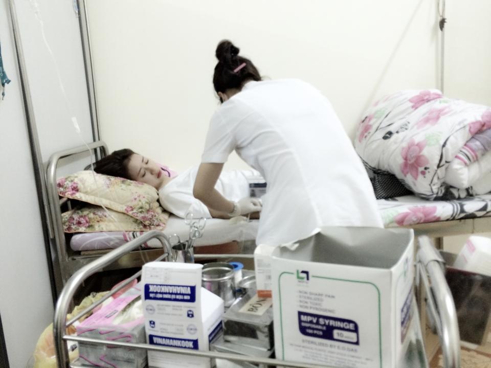 Hot girl Quynh Anh Shyn nhap vien vi suy nhuoc hinh anh