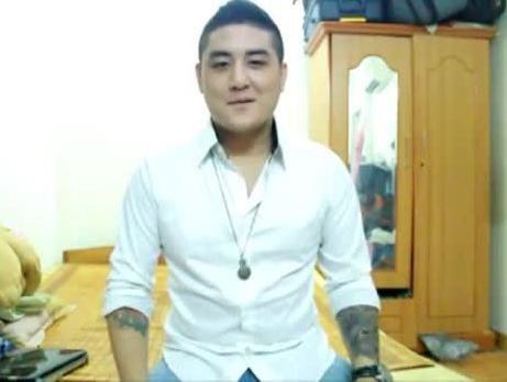 Chang Tay hat 'Hello Vietnam' bang 3 thu tieng hinh anh