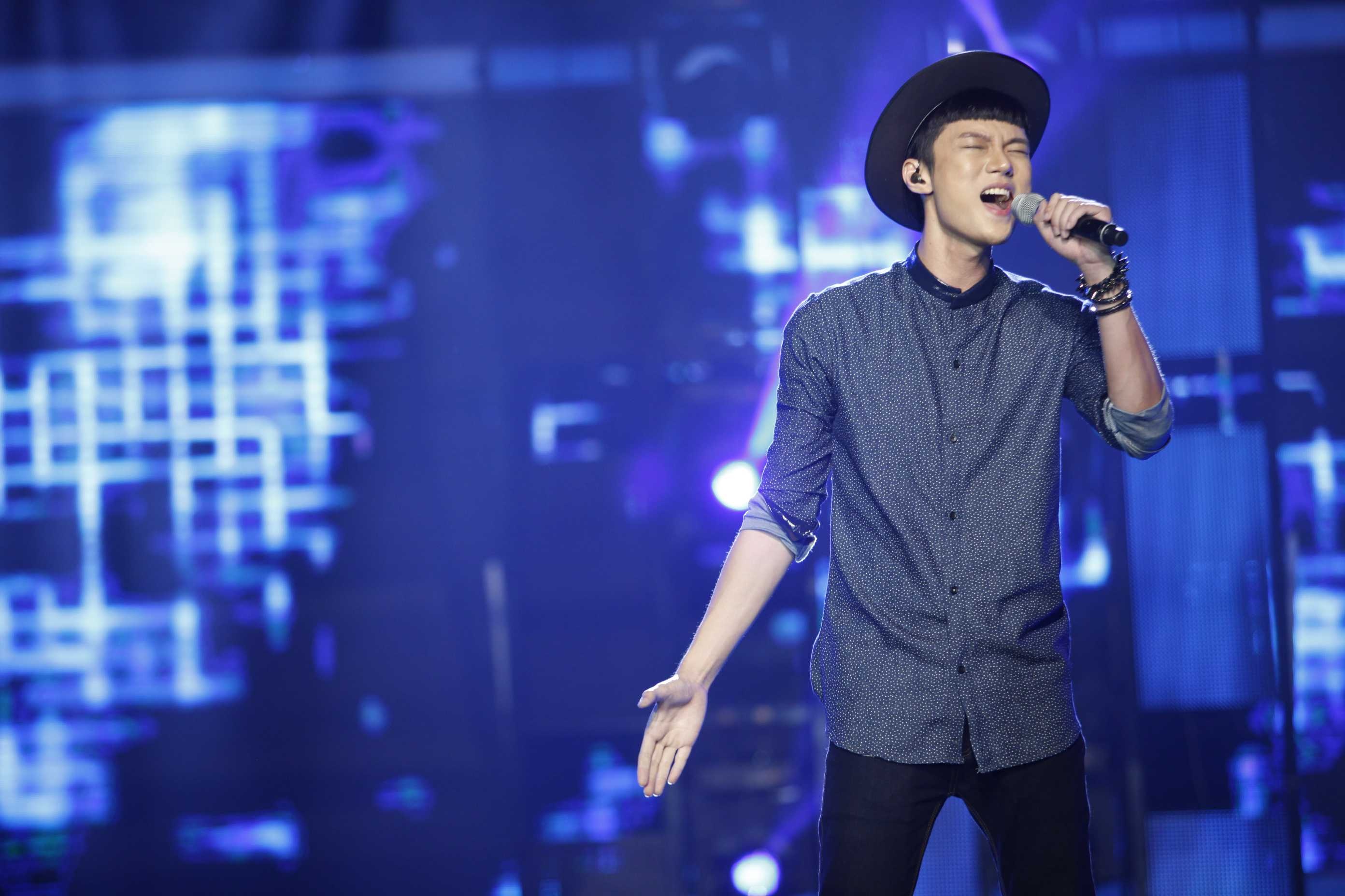 Vuong Anh the hien ca khuc 'Doi giay vai' hinh anh