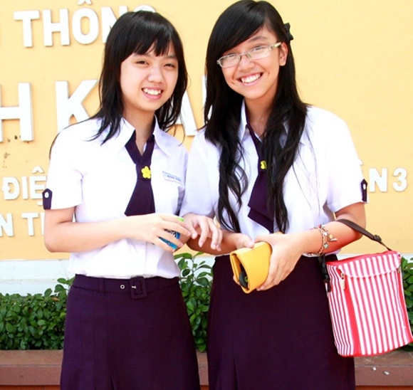 Nguyễn Thị Minh Khai từ lâu đã được mệnh danh là ngôi trường “nữ quyền” với chiếc áo dài tím thướt tha. Dù nay, những chiếc áo dài ấy không còn nữa nhưng màu tím vẫn theo các nữ sinh đến trường trong trang phục có phần dịu dàng và hiện đại hơn. Đó là những chiếc váy tím qua đầu gối cùng cravat tím có đính bông hoa mai vàng.