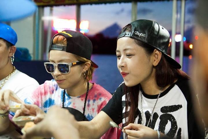 Khi hot girl le la quan xa cung ban be hinh anh