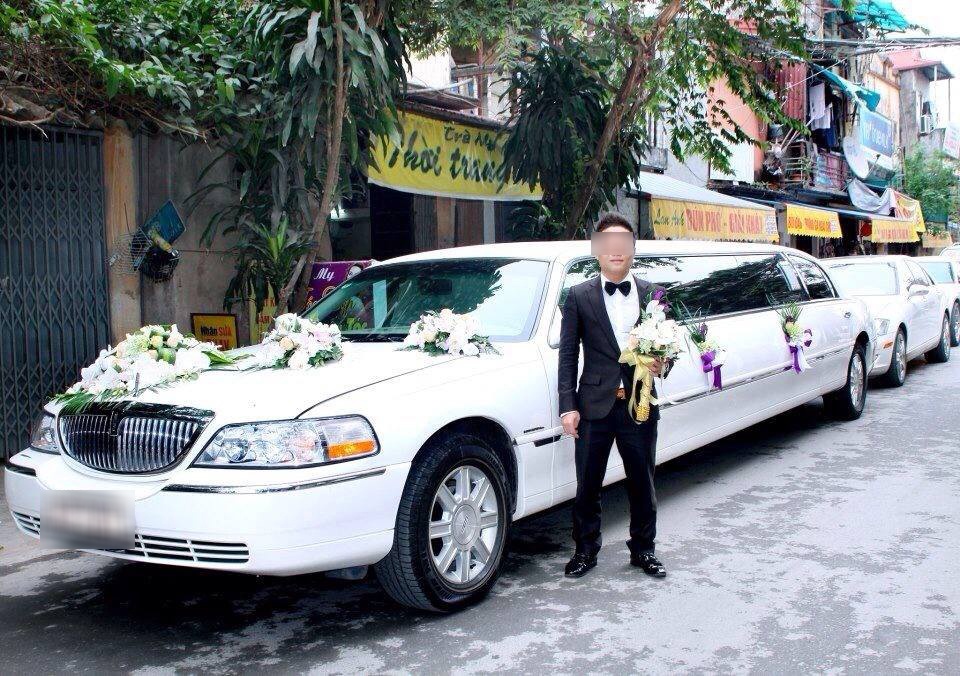 B.T rước dâu bằng siêu xe trong ngày cưới.