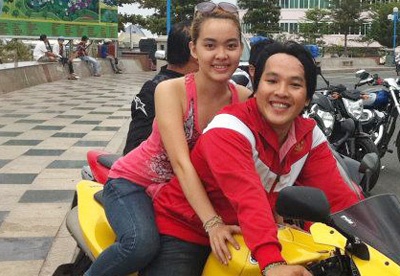 Chuyen tinh chang chu tiem pho va co gai 9X me toc do hinh anh
