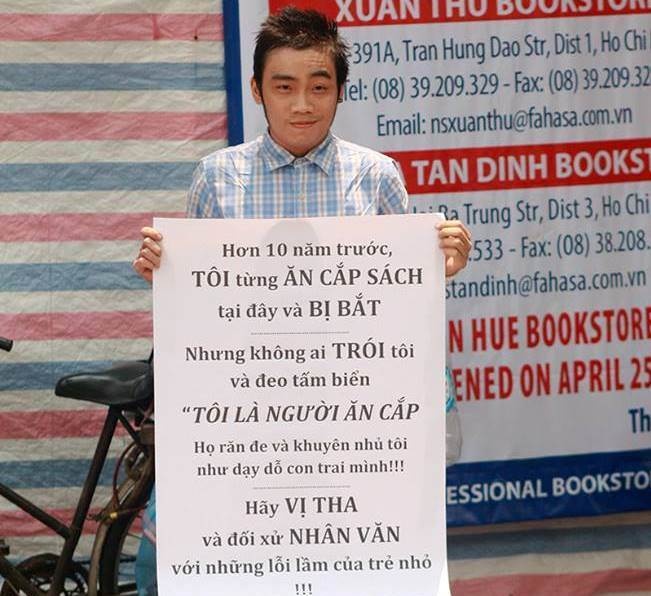 Tử Dạ ôm tấm bảng với nội dung