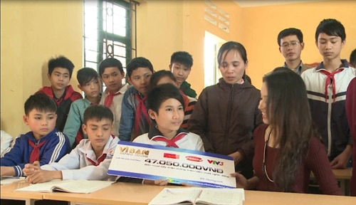 Mạnh được trao tặng món quà giúp em chữa bệnh.