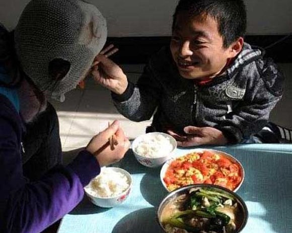 Bữa cơm giản dị nhưng ngập tràn thương yêu của hai người.