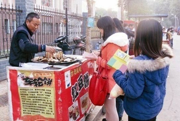 Hàng bánh đậu đỏ của ông Lưu.