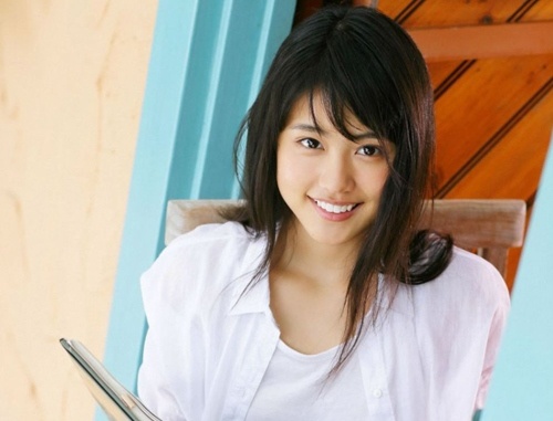 Gương mặt sắc sảo của Arimura Kasumi khiến dân mạng Trung Quốc mê mẩn, họ xưng tụng cô là hot girl trà sữa mới thay thế Dương Trạch Thiên.