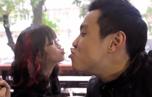 Clip hai Huyme bi danh hoi dong vi hon trom An Nguy hinh anh