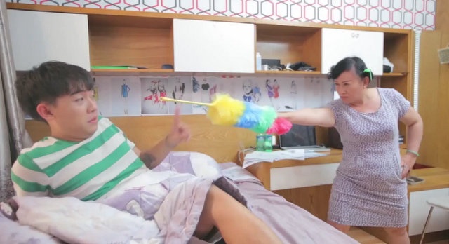 Pho Dac Biet tung clip song va dam me gay tranh cai hinh anh