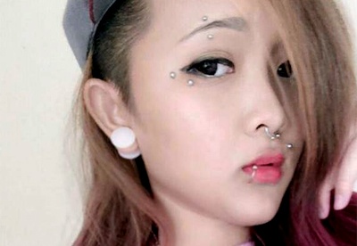 Thieu nu Viet xo 17 khuyen tren nguoi tung bi goi la ma nu hinh anh