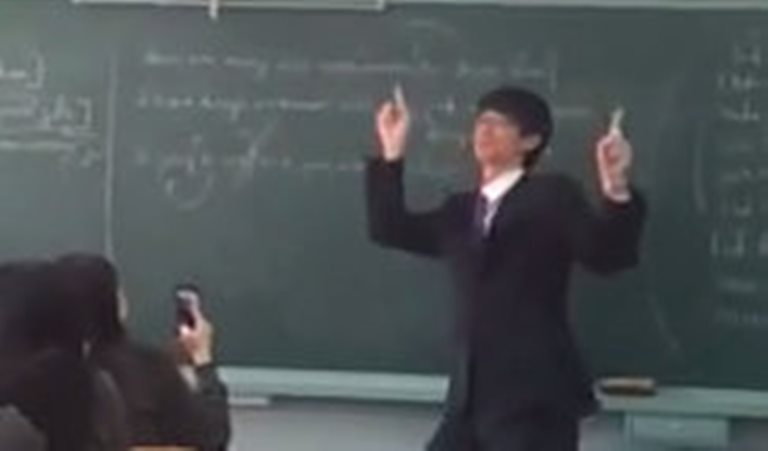 Thay giao nhay dep nhu vu cong trong lop hoc hinh anh