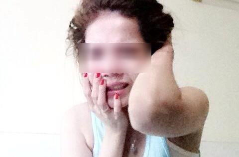 Co gai van tao dang chup anh khi khoc thuong noi hinh anh