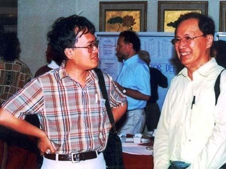GS Đàm Thanh Sơn với nhà báo Hàm Châu.