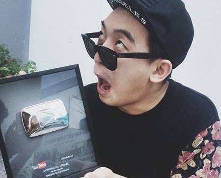 Pho Dac Biet nhan nut play ma bac tu Youtube hinh anh