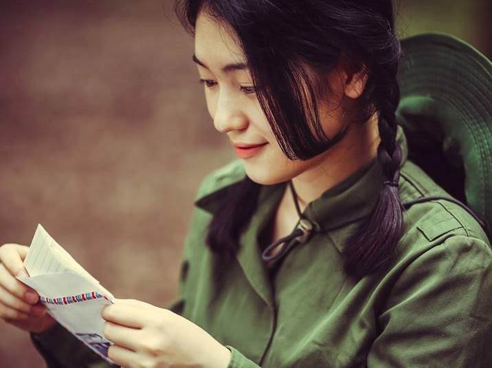 Nu sinh xinh dep hoa trang lam thanh nien xung phong hinh anh