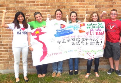 Co gai 17 tuoi keu goi phan doi Trung Quoc tai truong hoc My hinh anh