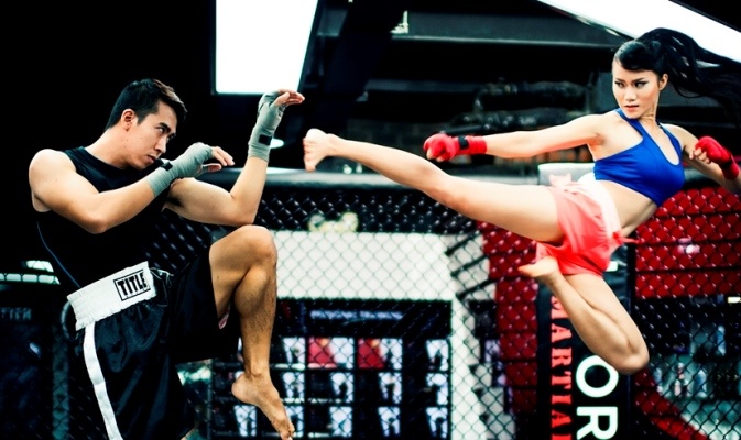 Nu cascadeur goi cam trong the vo hiem hinh anh