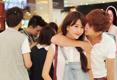 Cac cap hot teen vo tu the hien tinh cam noi dong nguoi hinh anh