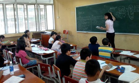 Nhiều học sinh lớp 5 tại Hà Nội phải vất vả ôn luyện tại các trung tâm để thi vào các trường chuyên, lớp chọn (Ảnh: P.Đăng)