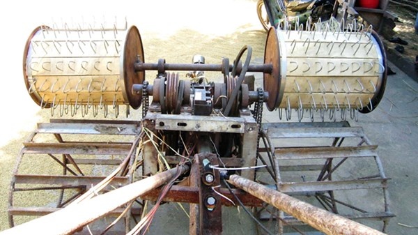 Hai lồng tuốt được gắn phía trên để tuốt lúa, đậu.