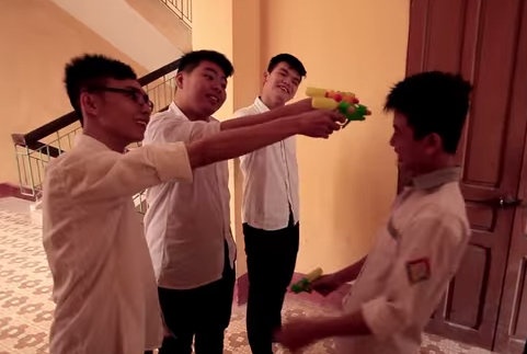 Hoc tro Nam Dinh lam clip ky niem mua chia tay hinh anh