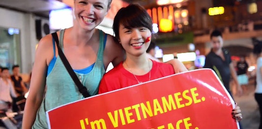 Clip co gai Ha Noi xinh dep xuong pho om tu do vi hoa binh hinh anh