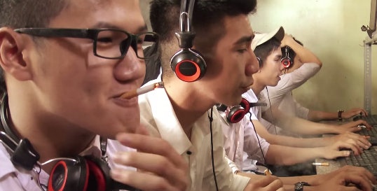 Nam bi ban be du do an choi hinh anh