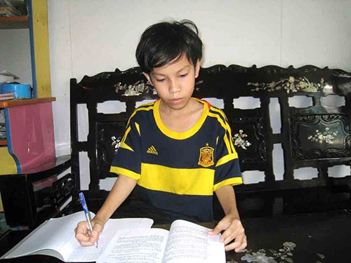 Thần đồng Lâm Chí Hiếu tính tình trầm lặng, giao tiếp chậm chạp, rụt rè Ảnh: DUY NHÂN.