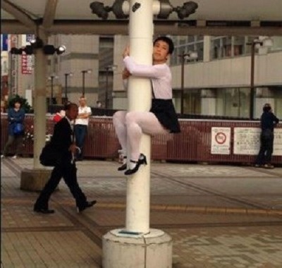 Chang trai gay soc mac vay om cot o Nhat hinh anh