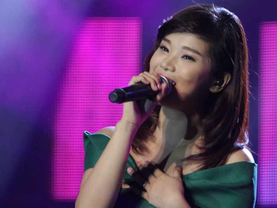 Hoang Yen Chibi cham mot tay vao danh hieu quan quan hinh anh