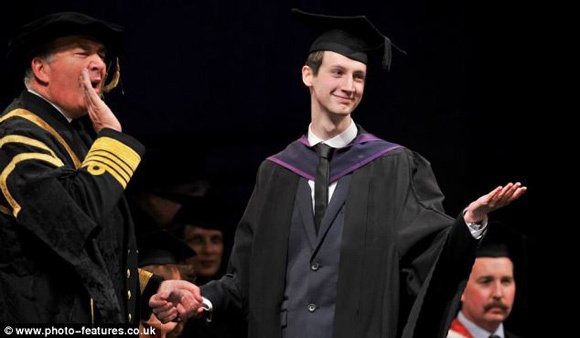 Giờ đây Owen đã tự tin đứng trước đám đông.