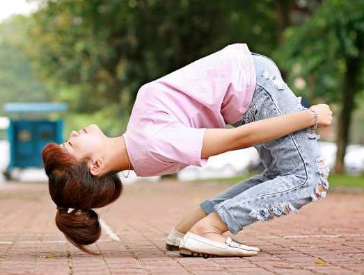 Nu sinh co kha nang be cong co the 180 do hinh anh