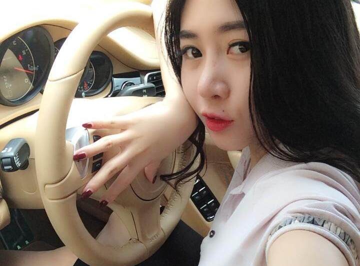 Hot girl 'Anh khong doi qua' lai Porsche 4,5 ty di dang ky hinh anh