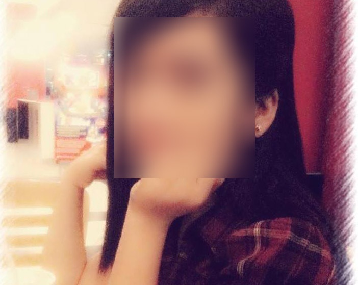 Nu sinh xin loi vi chup anh tu suong trong dam tang ong hinh anh