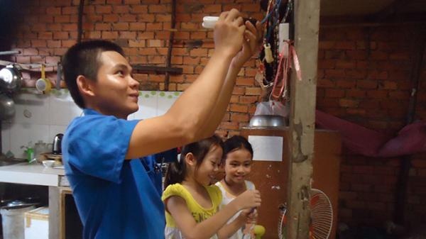 Thu gom ve chai di lam tu thien hinh anh