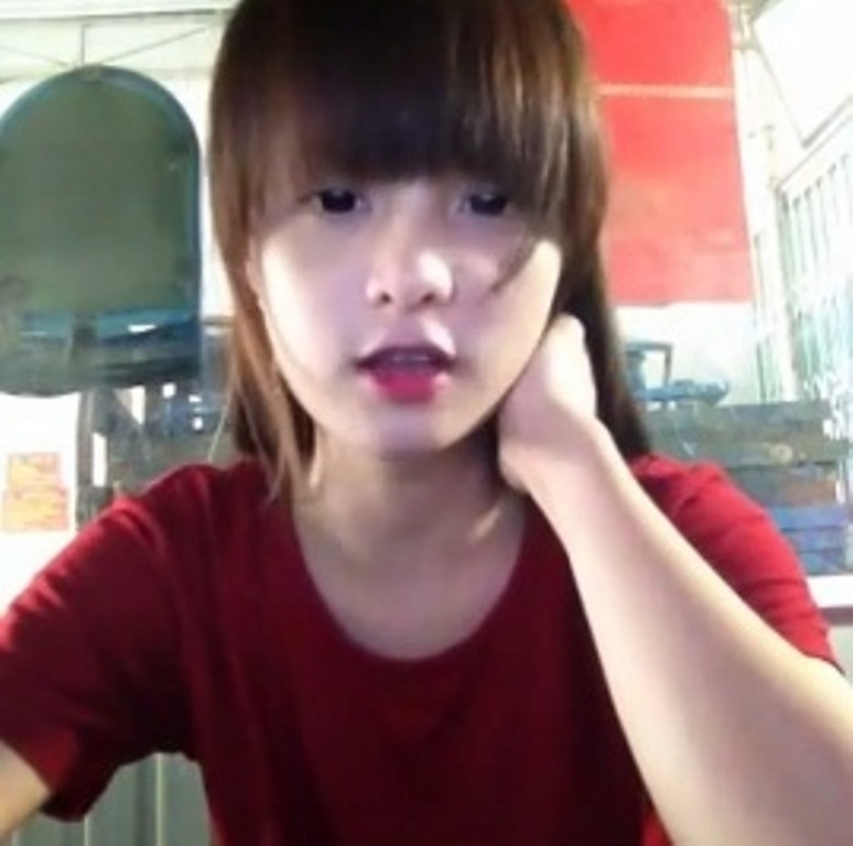 Co gai xinh dep doc rap ve me hut dan mang hinh anh