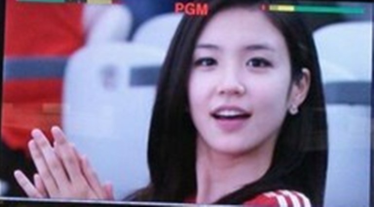 Phong vien Han tren khan dai World Cup noi tieng vi qua xinh hinh anh